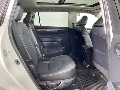 Certified 2024 Toyota Highlander Platinum AWD/4WD image 10
