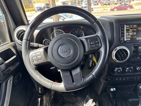 Used 2017 Jeep Wrangler Unlimited Rubicon w/ Connectivity Group AWD/4WD image 30