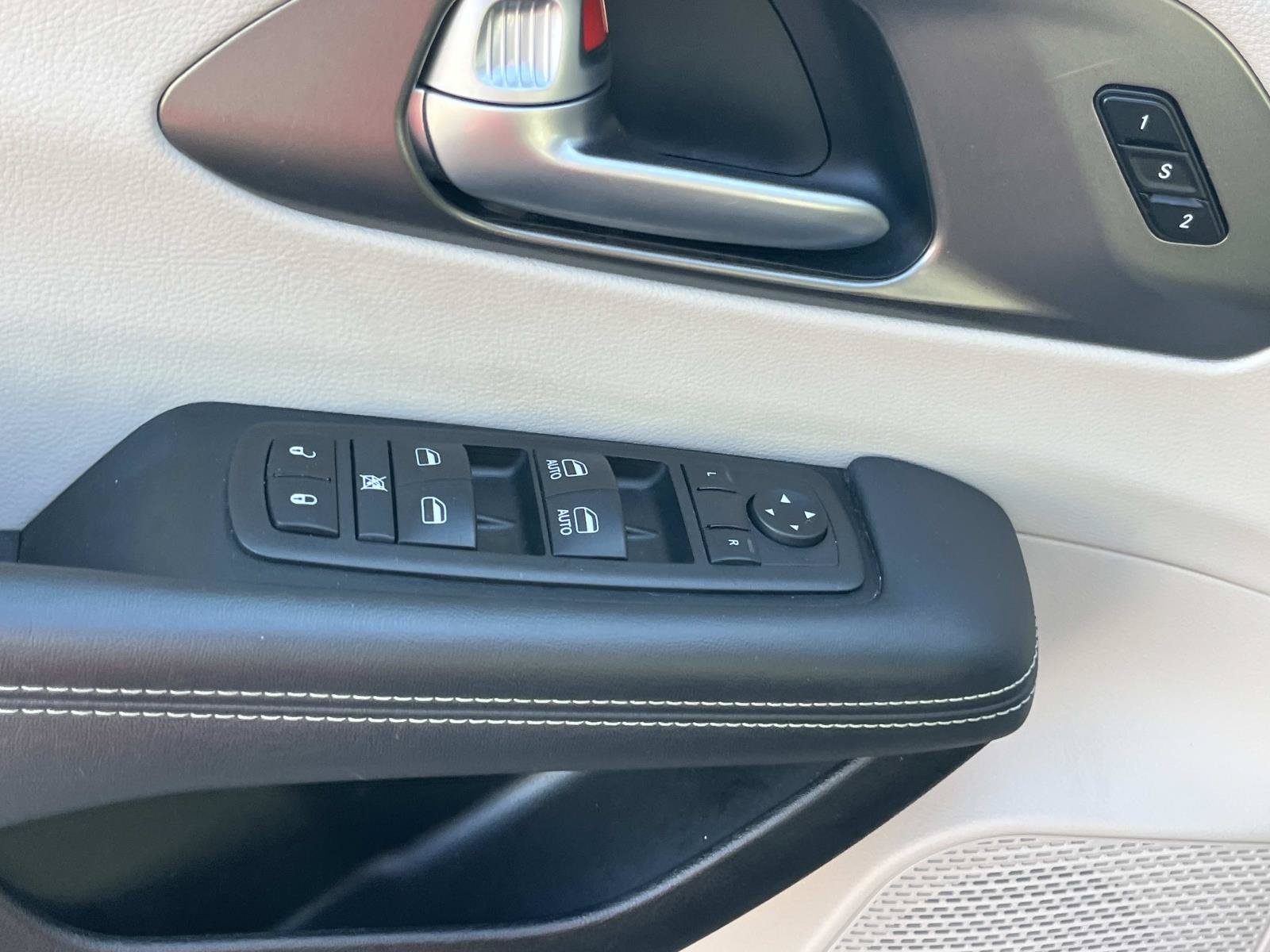 Used 2024 Chrysler Pacifica Touring-L FWD image 28