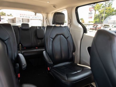 Used 2022 Chrysler Pacifica Touring-L image 30