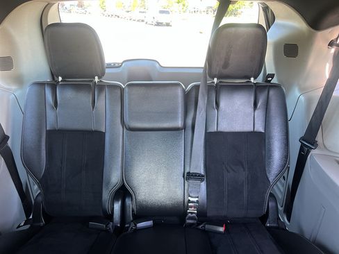 Used 2018 Dodge Grand Caravan SXT w/ Rear Park Assist Package FWD image 32