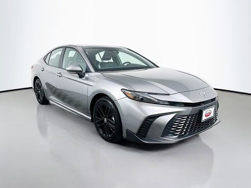 Used 2025 Toyota Camry SE image 3