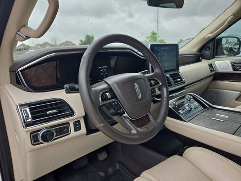 Used 2019 Lincoln Navigator Reserve AWD/4WD image 2
