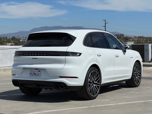 Used 2025 Porsche Cayenne Turbo w/ Premium Package Plus AWD/4WD image 31