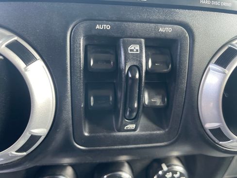 Used 2014 Jeep Wrangler Unlimited Sahara w/ Dual Top Group AWD/4WD image 15