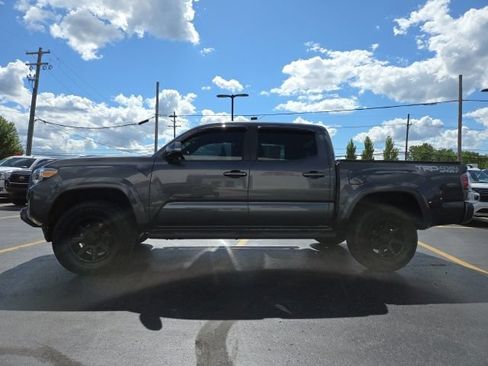 Used 2021 Toyota Tacoma TRD Sport w/ Technology Package AWD/4WD image 4