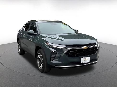 Used 2025 Chevrolet Trax LT image 3