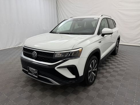 Used 2024 Volkswagen Taos SE image 2