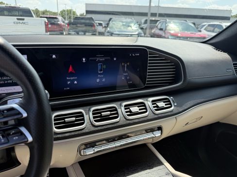 Used 2025 Mercedes-Benz GLS 450 4MATIC image 18