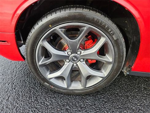 Used 2015 Dodge Challenger SXT image 9