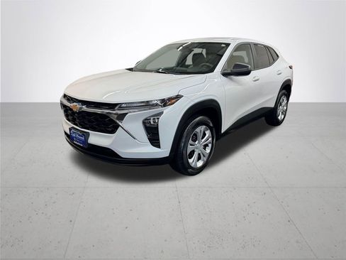Used 2025 Chevrolet Trax LS FWD image 2