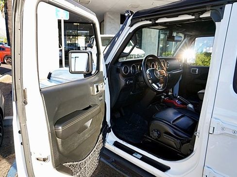 Used 2018 Jeep Wrangler Unlimited Sahara image 42