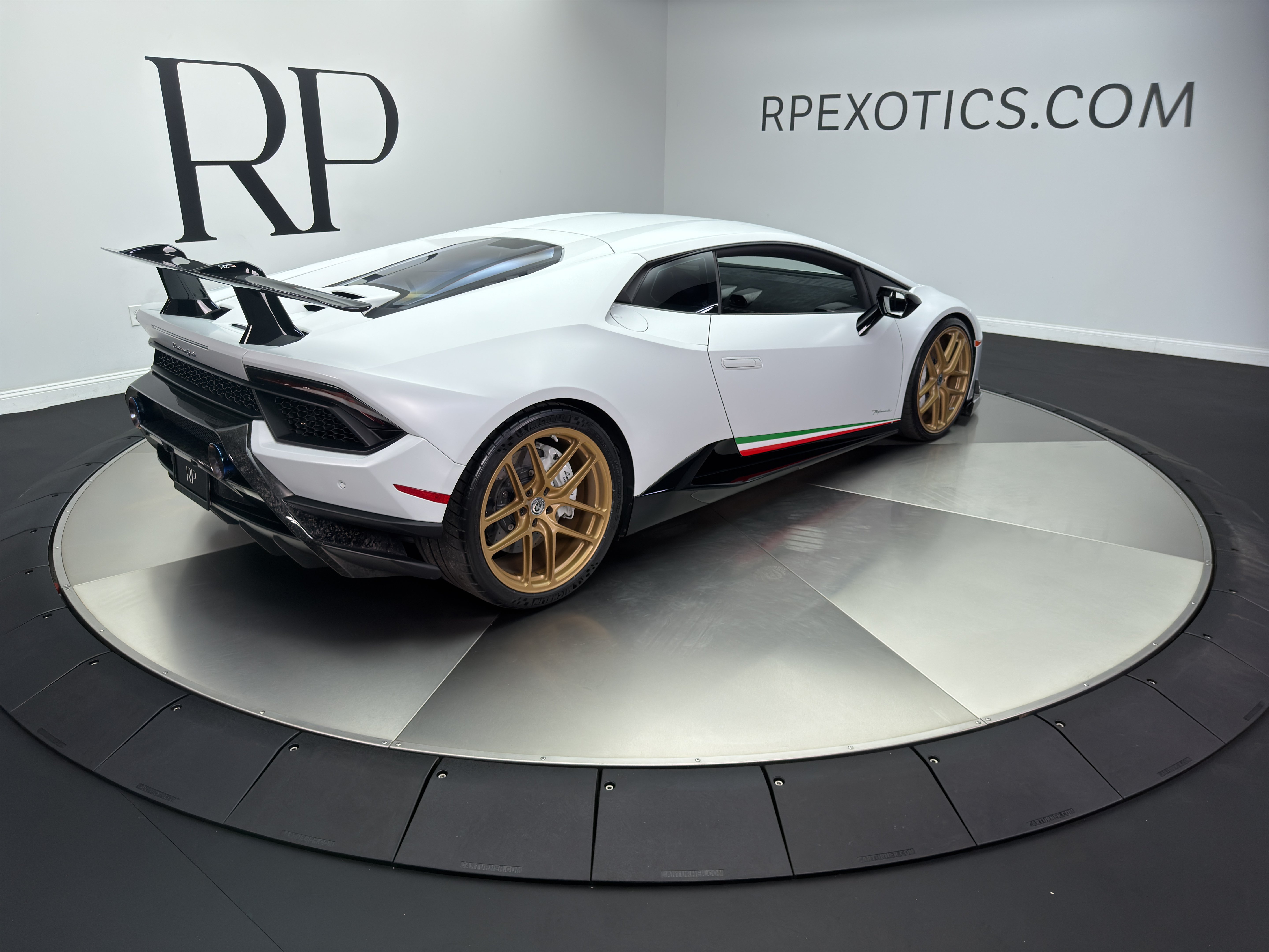 Used 2018 Lamborghini Huracan Performante AWD/4WD image 6