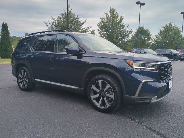 Used 2025 Honda Pilot Touring image 2