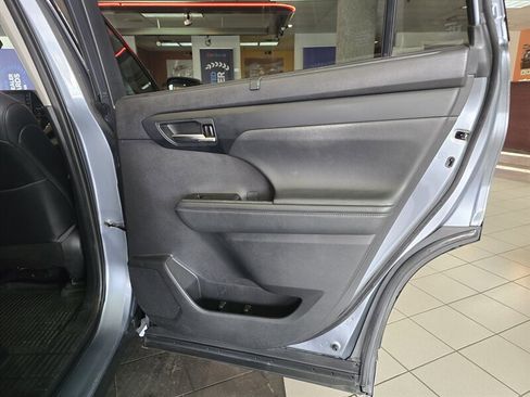 Used 2021 Toyota Highlander XLE image 16