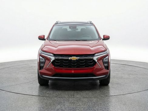 Used 2025 Chevrolet Trax LT w/ LT Convenience Package image 2