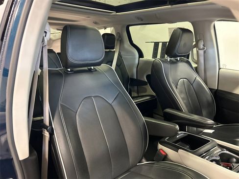 Used 2022 Chrysler Pacifica Limited image 35