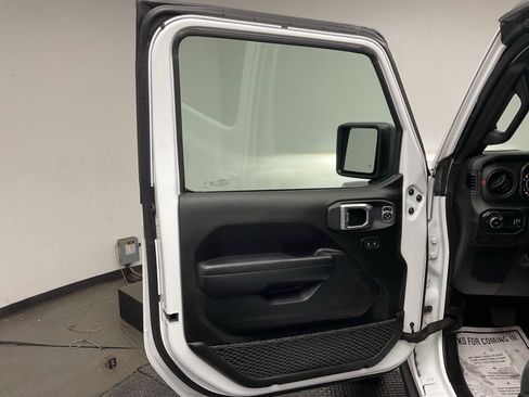 Used 2025 Jeep Wrangler Unlimited Rubicon AWD/4WD image 9