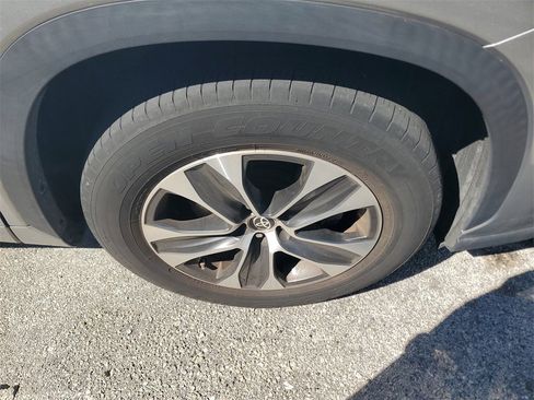 Used 2023 Toyota Highlander XLE image 10