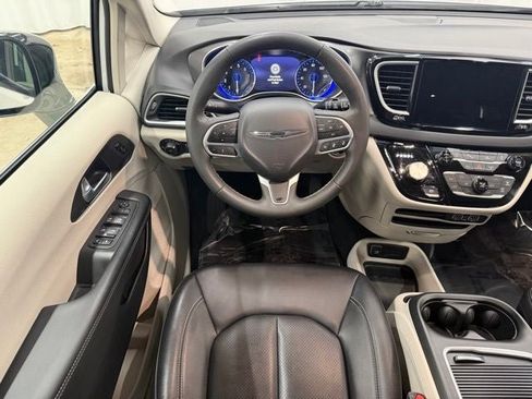 Used 2024 Chrysler Pacifica Touring-L FWD image 14