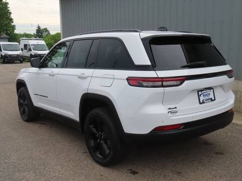 Used 2023 Jeep Grand Cherokee Altitude AWD/4WD image 9