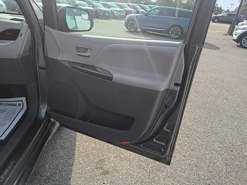 Used 2020 Toyota Sienna LE image 16