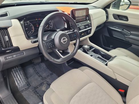 Used 2024 Nissan Pathfinder SV image 7
