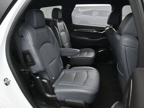 Used 2024 Buick Enclave Premium image 39