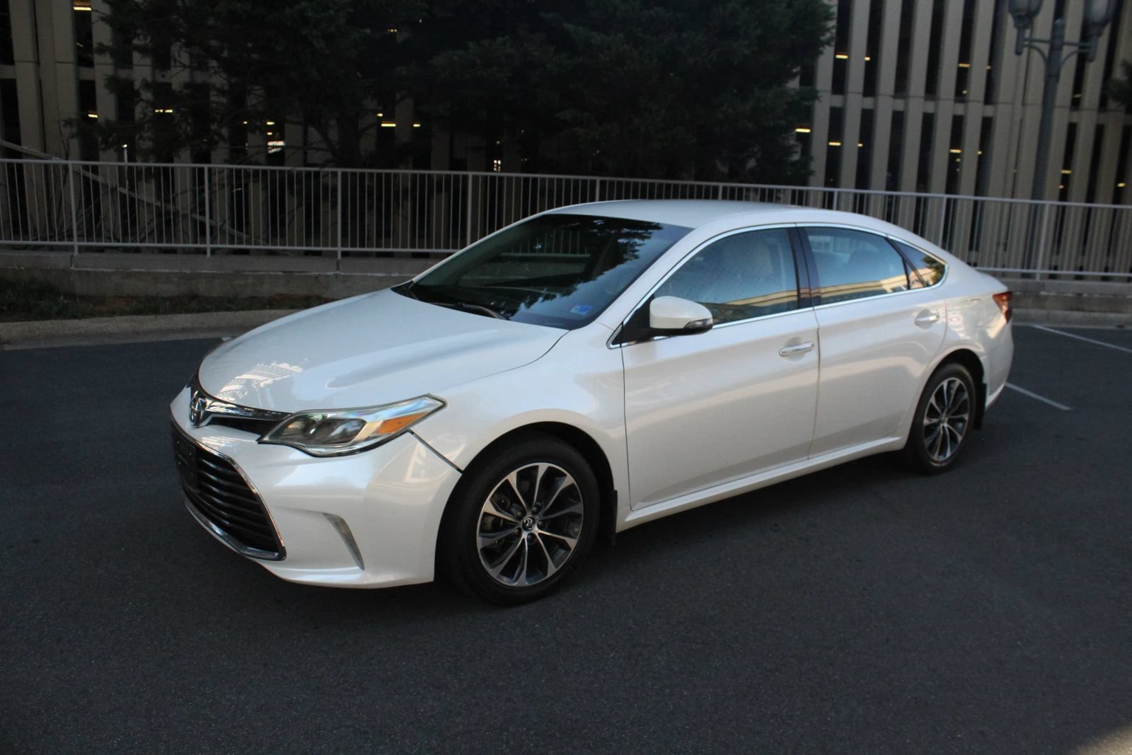 Used 2016 Toyota Avalon XLE FWD image 12