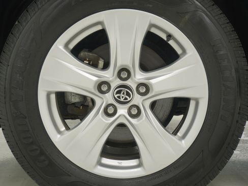 Used 2021 Toyota RAV4 XLE AWD/4WD image 22