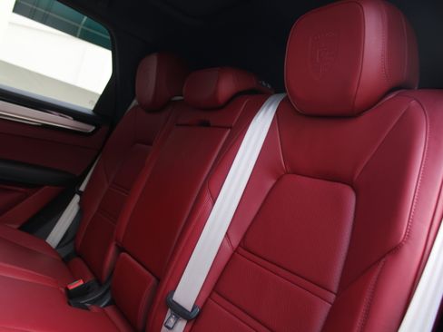 Certified 2023 Porsche Cayenne Platinum Edition image 29