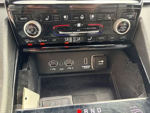 Used 2022 Jeep Grand Cherokee Overland w/ Luxury Tech Group IV AWD/4WD image 35