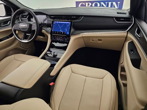 New 2025 Jeep Grand Cherokee Limited w/ Luxury Tech Group II image 17