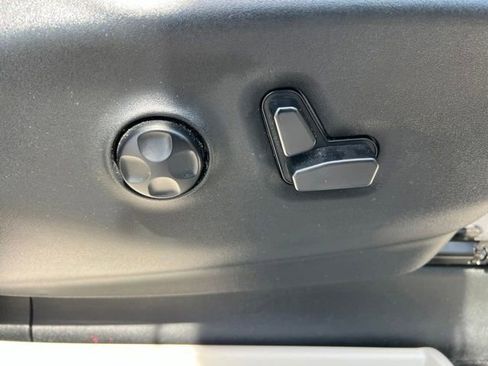 Used 2018 Chrysler Pacifica Limited FWD image 36