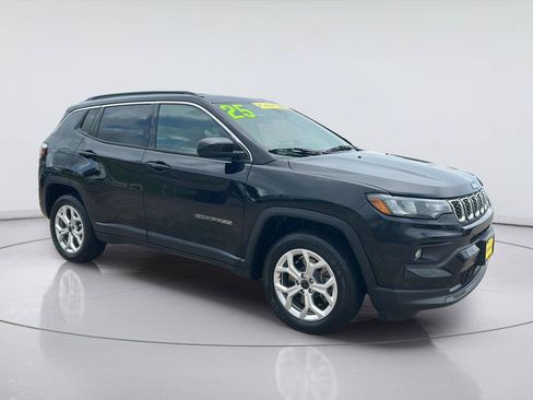 Used 2025 Jeep Compass Latitude AWD/4WD image 1