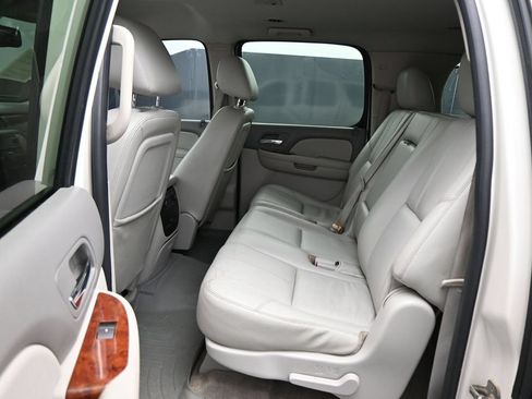 Used 2011 GMC Yukon XL SLT w/ SLT-2 Equipment Package AWD/4WD image 23