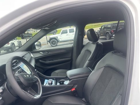 New 2025 Jeep Grand Cherokee L Laredo image 23