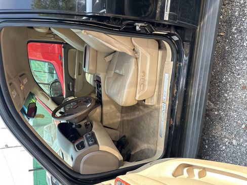 Used 2011 Chevrolet Tahoe LTZ image 3