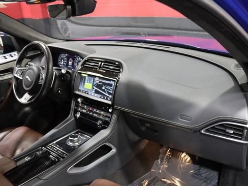 Used 2019 Jaguar F-PACE S image 44