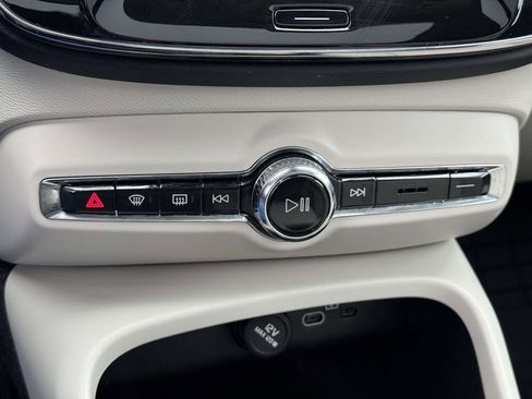 Certified 2023 Volvo XC40 B5 Ultimate w/ Protection Package Premier image 26