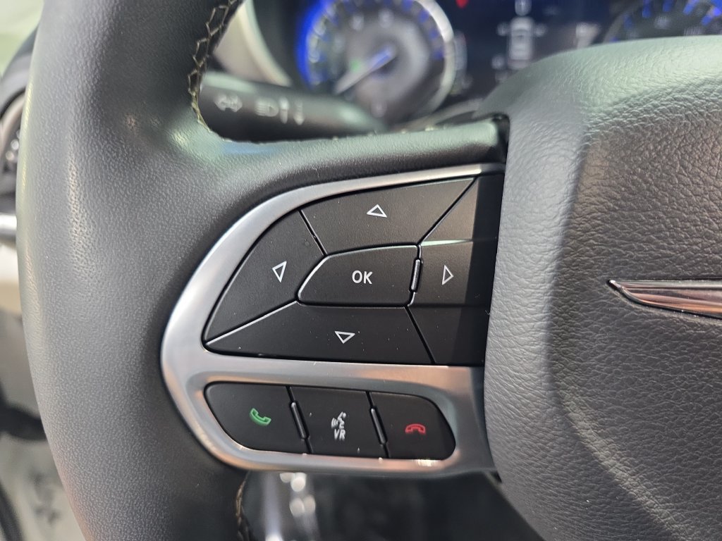 Used 2023 Chrysler Pacifica Touring-L FWD image 19