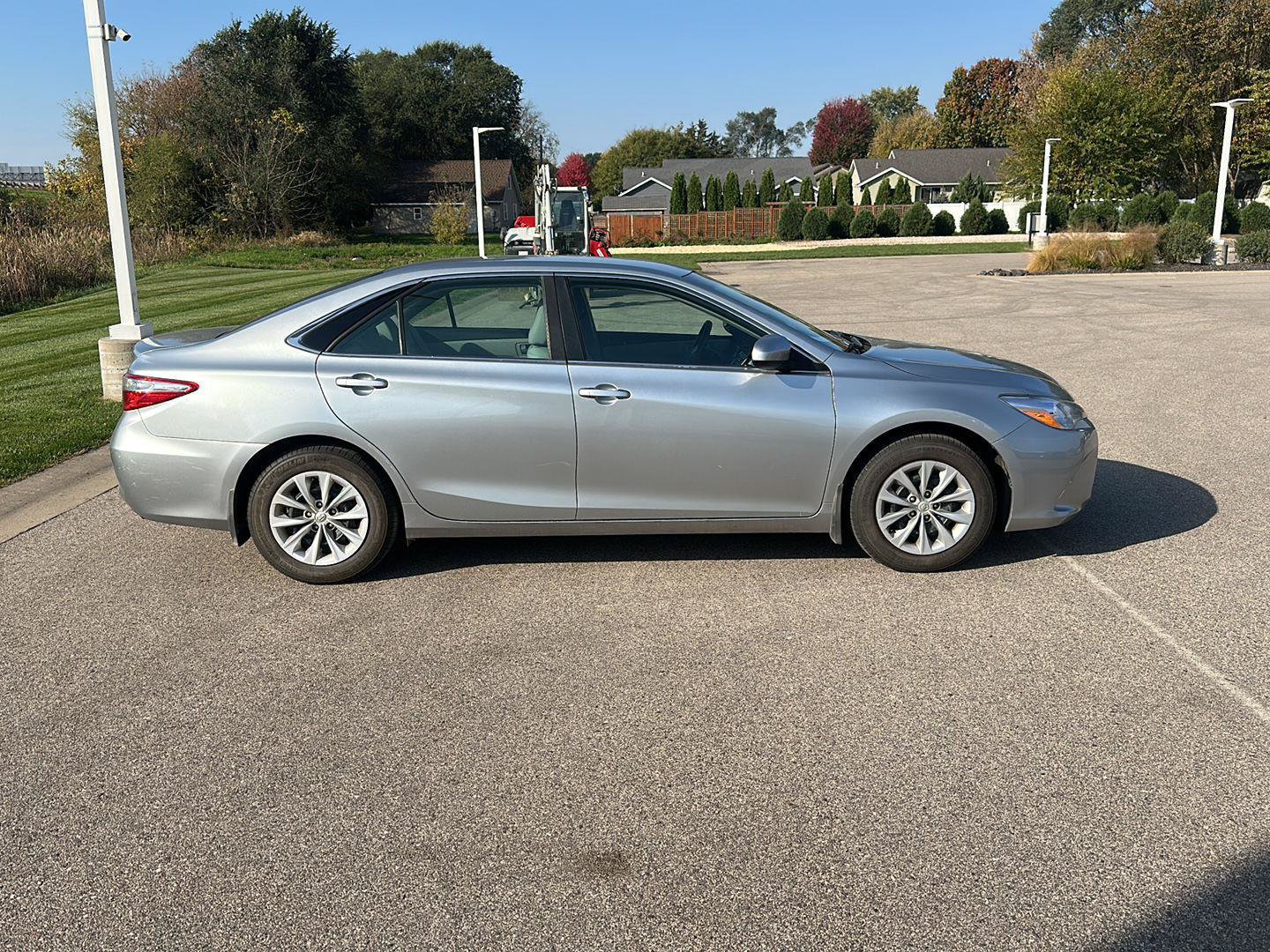 Used 2015 Toyota Camry LE FWD image 2