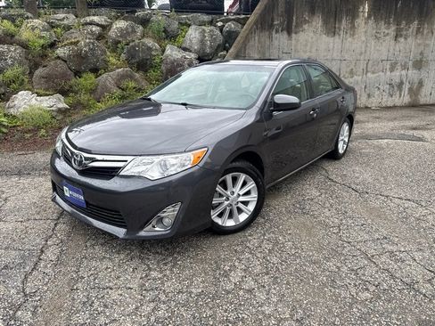 Used 2014 Toyota Camry XLE w/ Leather Package FWD image 2