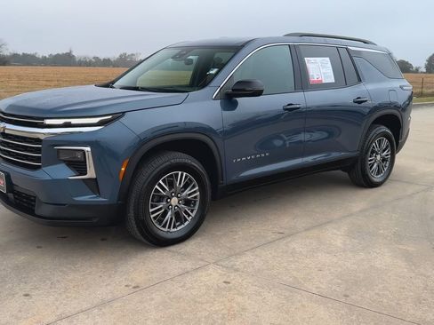 Used 2025 Chevrolet Traverse LT image 5