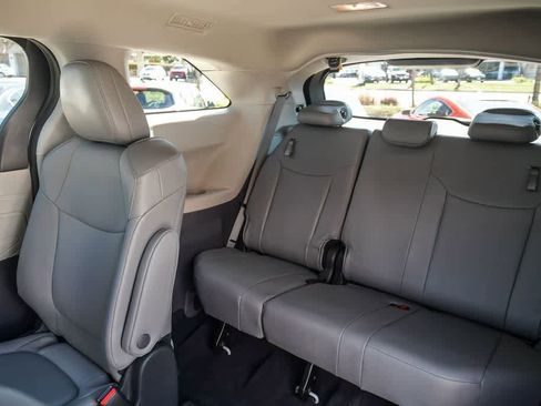 Used 2023 Toyota Sienna XLE FWD image 19