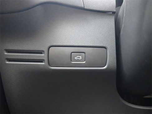 Used 2023 Volvo XC40 B5 Plus w/ Protection Package Premier image 28