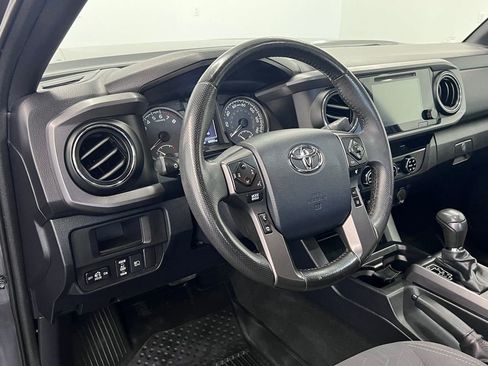 Used 2018 Toyota Tacoma TRD Off-Road AWD/4WD image 4
