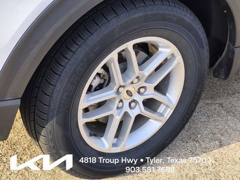Used 2025 Ford Explorer Active RWD image 8