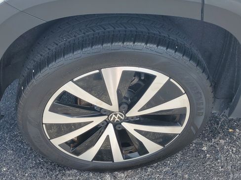 Certified 2024 Volkswagen Taos SE image 9