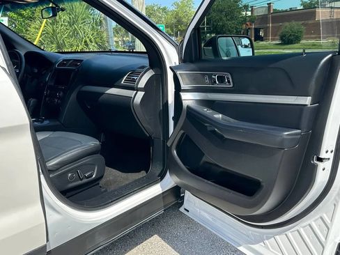 Used 2017 Ford Explorer XLT w/ Equipment Group 202A FWD image 7